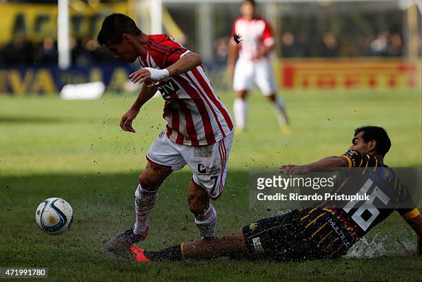 Carlos Auzqui of Estudiantes fights for the ball with Juan Leandro Quiroga of Olimpo during a match between Olimpo and Estudiantes as part of 11th...