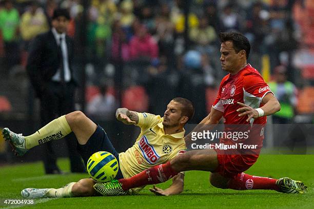 Dario Benedetto of America fights for the ball with Aaron Galindo of Toluca as part of 16th round of Clausura 2015 Liga MX at Azteca Stadium on May...