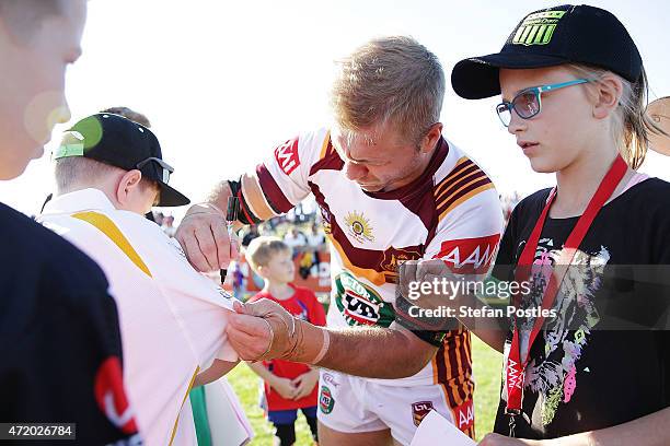 Ryan Hinchcliffe of Country signs autographs for children after the City v Country Origin match at McDonalds Park on May 3, 2015 in Wagga Wagga,...