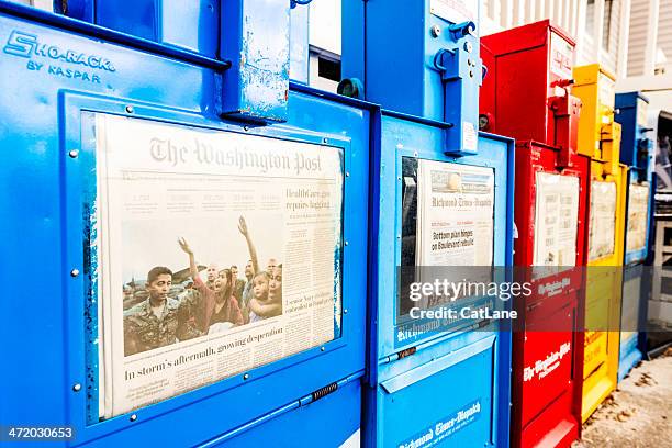 giornale chioschi in una riga - washington post (newspaper) foto e immagini stock