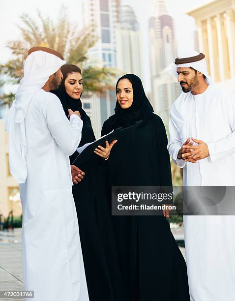 emirati outdoors business meeting - arab businessman stock pictures, royalty-free photos & images