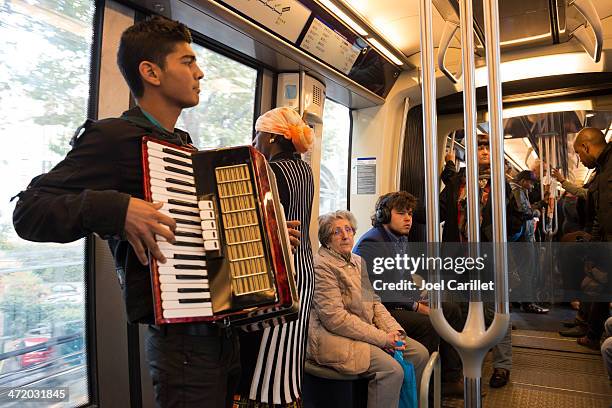 accordion musician busking on paris metro, france - passenger muzikant stockfoto's en -beelden