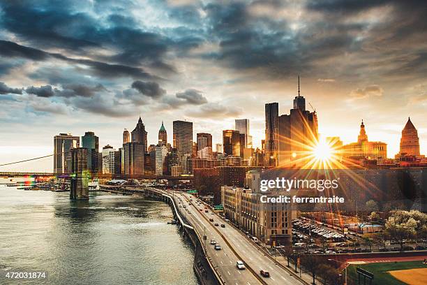 new york skyline von der fdr drive - fdr drive stock-fotos und bilder