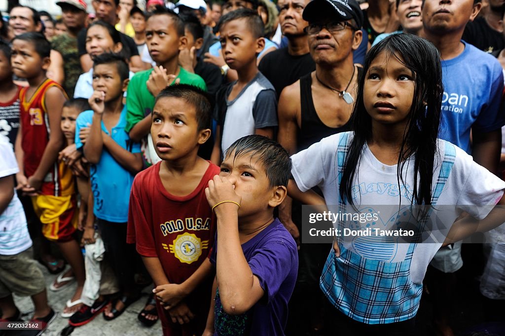 Fans In Manila Watch Manny Pacquiao v Floyd Mayweather