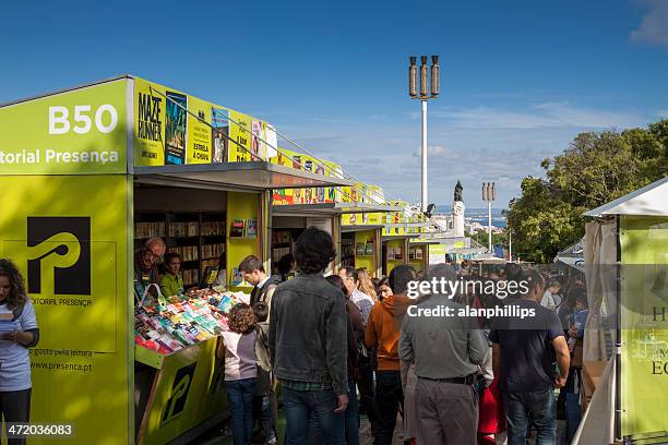 pessoas em lisboa feira do livro - feira do livro imagens e fotografias de stock