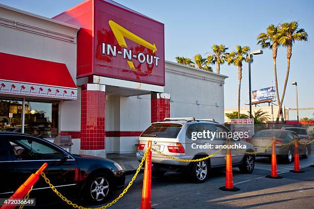 em n-out burger, restaurante de fast food no aeroporto de los angeles - in n out burger imagens e fotografias de stock