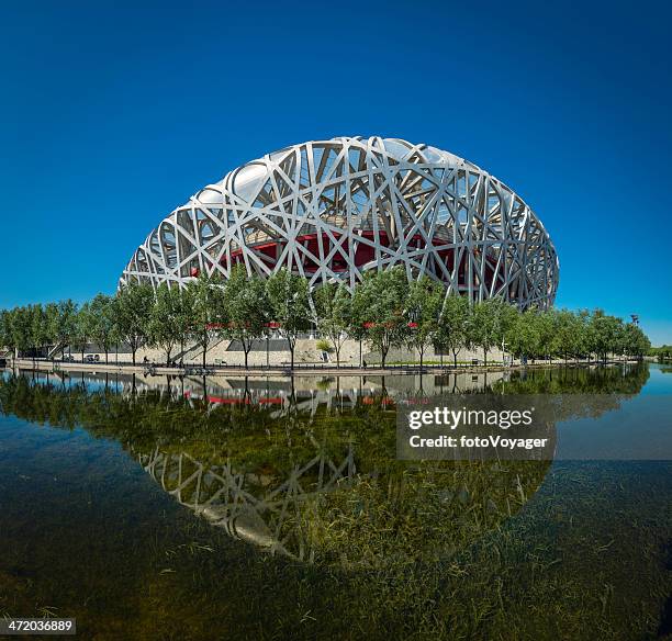 beijing nest olympic national stadium spiegelt sich im see, china - nationalstadion stock-fotos und bilder