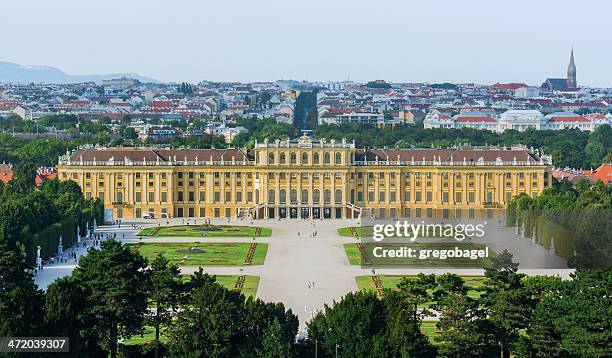 schönbrunn palace with view of vienna, austria - wien schönbrunn stockfoto's en -beelden