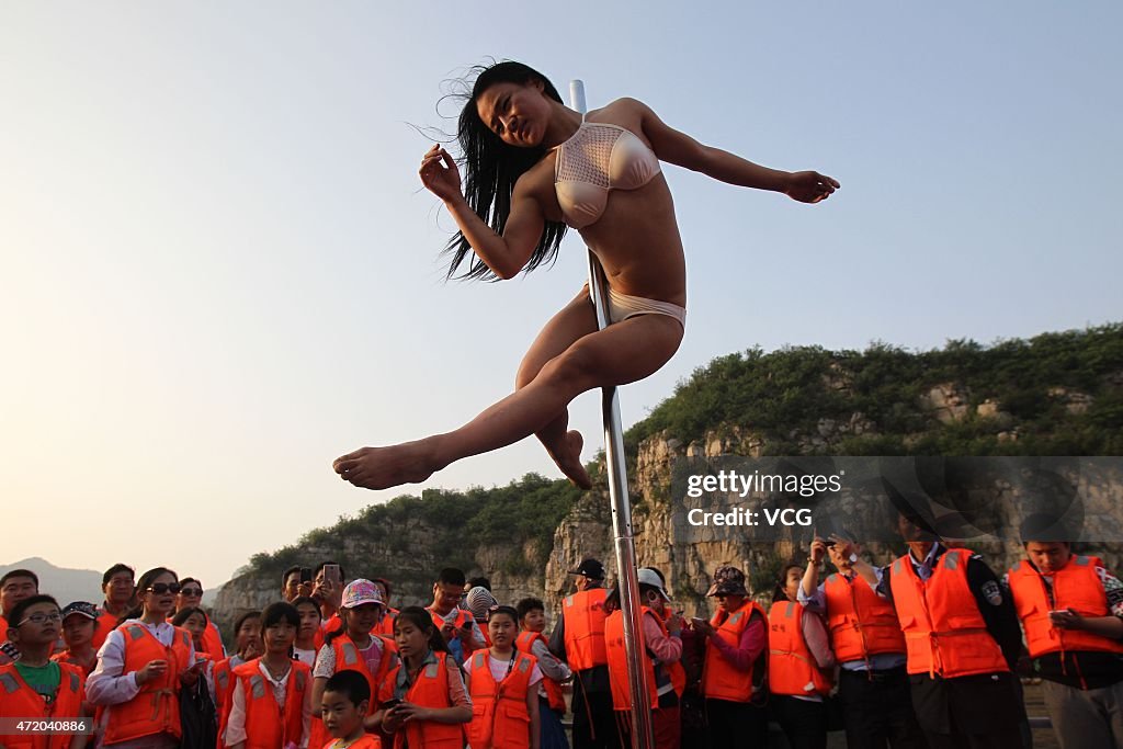 Post-90s Pole Dancer Performs On The Yellow River