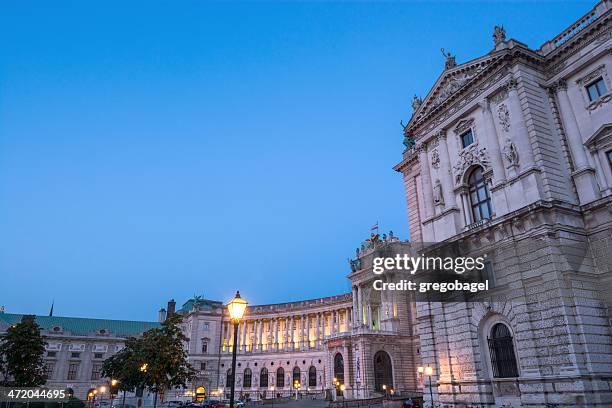 hofburg complessi e heldenplatz di vienna, in austria a notte - the hofburg complex foto e immagini stock