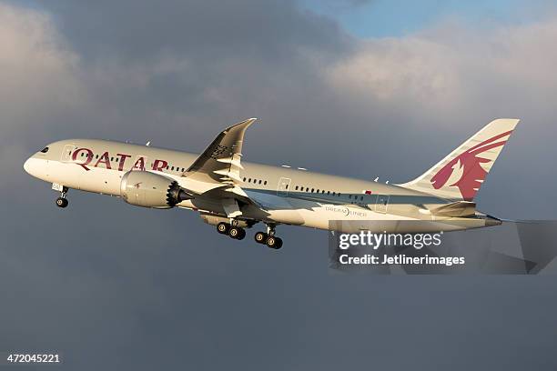 qatar airways boeing 787-8 dreamliner - qatar airways stock pictures, royalty-free photos & images