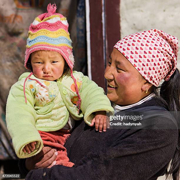 nepali frau mit ihrem baby - nepali mother stock-fotos und bilder