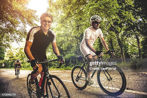 ciclismo su strada di campagna - bicicletta da corsa foto e immagini stock