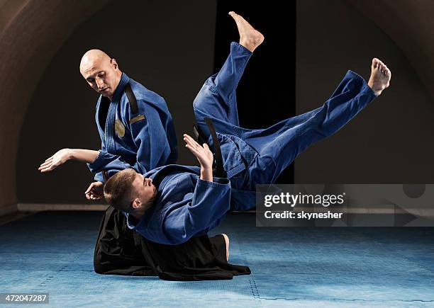 aikido werfen technik. - sparring training stock-fotos und bilder