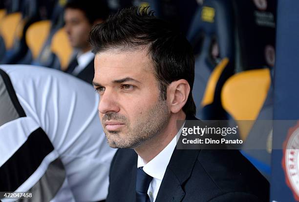 Head coach of Udinese Andrea Stramaccioni looks on during the Serie A match between Hellas Verona FC and Udinese Calcio at Stadio Marc'Antonio...