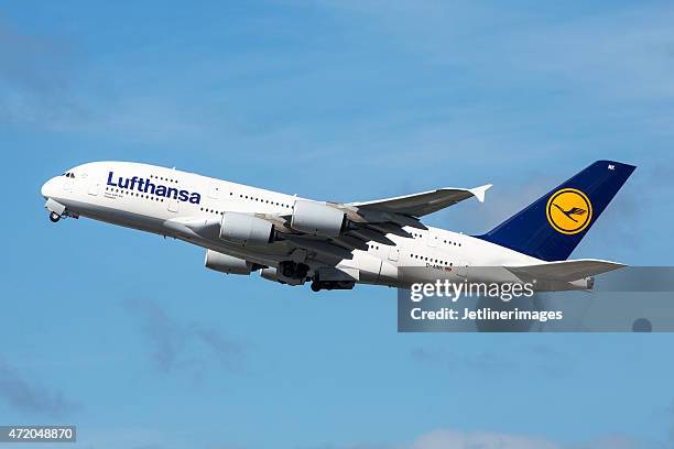 lufthansa airbus a380 - airbus stock-fotos und bilder