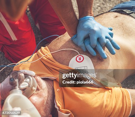 Médicos equipo de emergencia de primeros auxilios en la calle Médicos equipo de emergencia de primeros auxilios en la calle