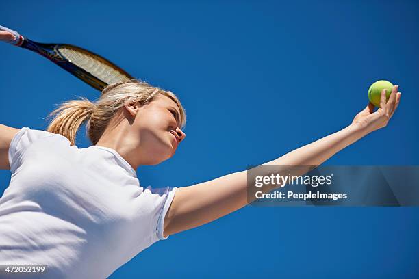 mit einem ass - tennis court and low angle stock-fotos und bilder