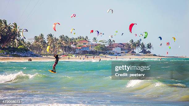 kiteboarders im cabarete beach. - dominikanische republik stock-fotos und bilder