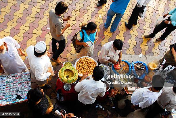 personas en mumbai adquirir refrigerios en street market - street food fotografías e imágenes de stock