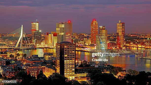 blick auf den hafen von rotterdam - erasmusbrücke stock-fotos und bilder