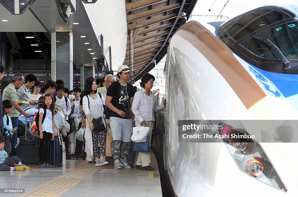 Transportation and Holiday Destinations Packed by Holiday Makers as Latter Half of Golden Week Begins