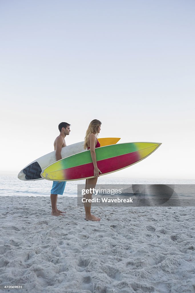 Nachdenklich sportlichen Paar mit surfboards
