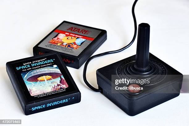 vintage atari 2600 videospiel-duftpatronen mit joystick - atari stock-fotos und bilder