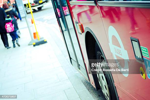 2 階建てバス、バスおよび無効の表示に従います。 ロンドン - 予約済み ストックフォトと画像