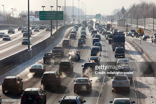 interstate-25 traffic and exhaust fumes denver colorado - volkswagen ag automobiles stockpiled ahead of emissions testing stockfoto's en -beelden