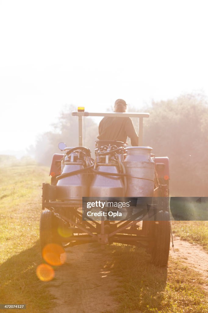 Agricultor com leite