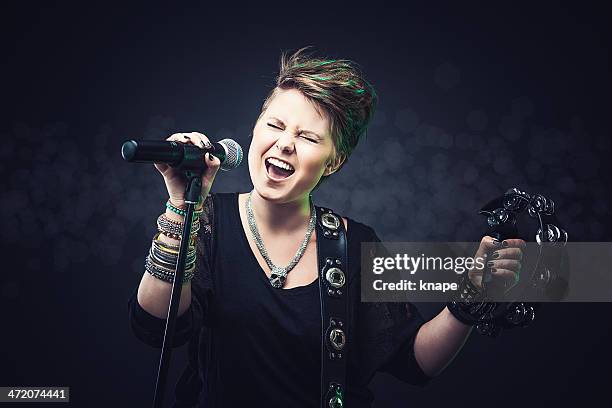 porträt des jungen teenager beautful punk rock - black girls rock stock-fotos und bilder