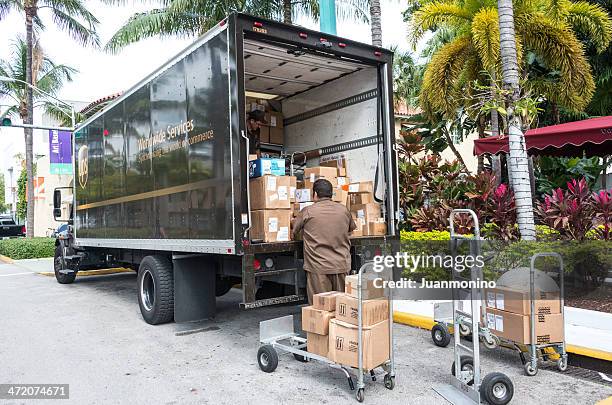 ups delivering - ups stock pictures, royalty-free photos & images