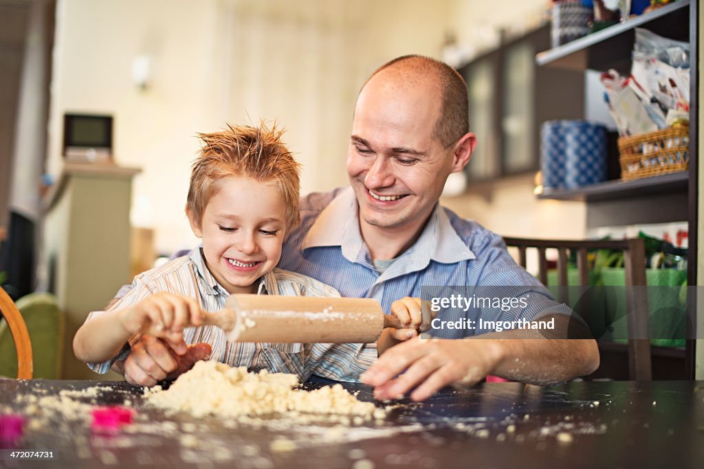 Padre e hijo se divierten con cocinar