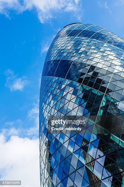 gherkin wolkenkratzer, city of london - wolkenkratzer swiss re tower stock-fotos und bilder