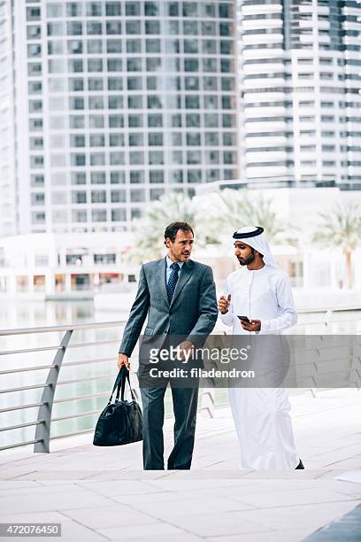 emirati man having outdoors business meeting - emirati man portrait stockfoto's en -beelden