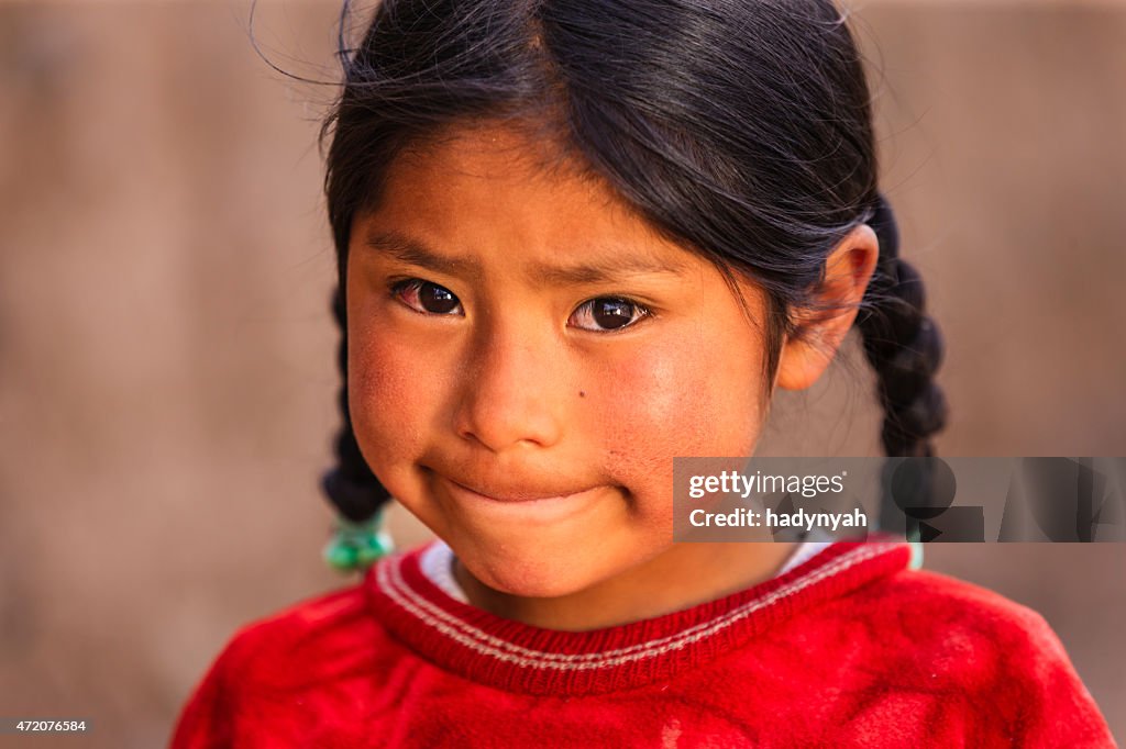 Pequena Menina Peruana perto Canion Colca, Arequipa, Peru