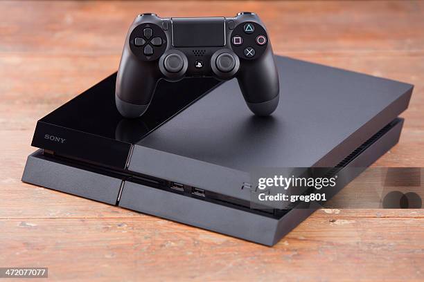 console playstation 4 and pad dualshock on white background - ps4 stock pictures, royalty-free photos & images