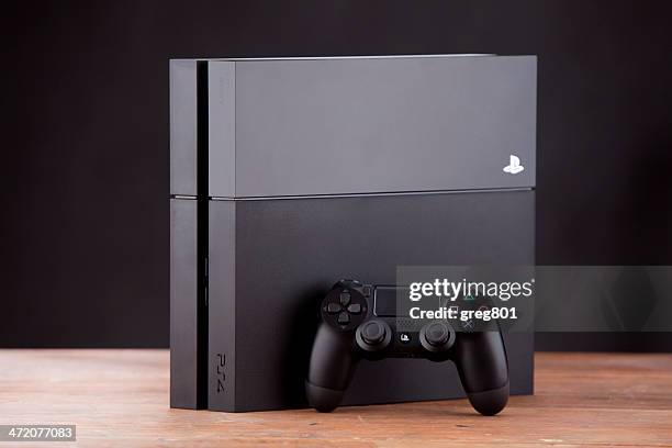 console playstation 4 et le pad dualshock sur fond blanc - playstation 4 image photos et images de collection