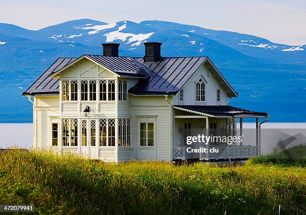 swedish home at the lake - jamtland stockfoto's en -beelden