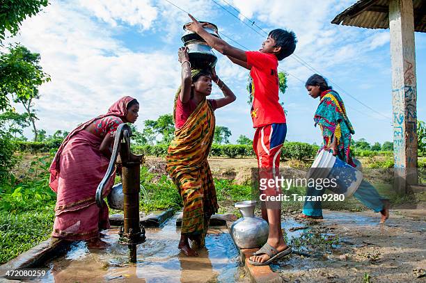 menschen sie die wasser von gut im kleinen village, bangladesch - bangladesh stock-fotos und bilder