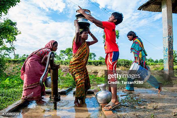 menschen sie die wasser von gut im kleinen village, bangladesch - bangladesch stock-fotos und bilder