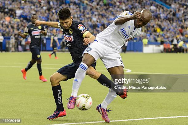 Oribe Peralta of Club America and Nigel Reo-Coker of the Montreal Impact battle for the ball in the 2nd Leg of the CONCACAF Champions League Final at...