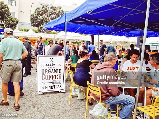 people eating in outdoors cafe, santa monica farmers market - variety stockfoto's en -beelden