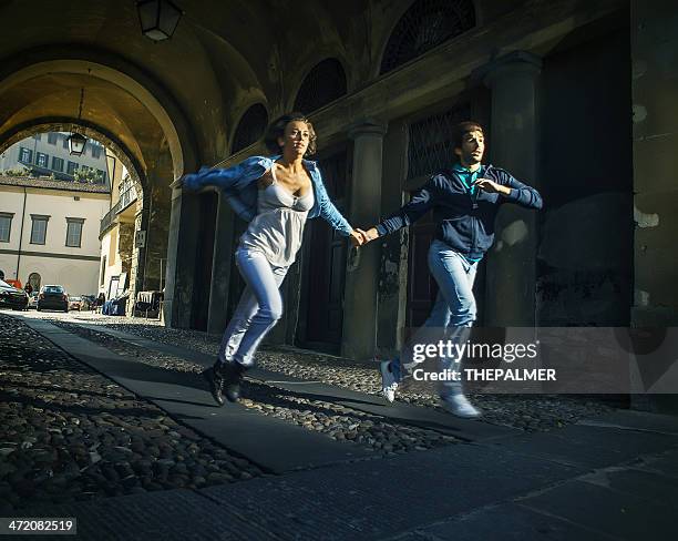pareja corriendo susto - escapismo fotografías e imágenes de stock