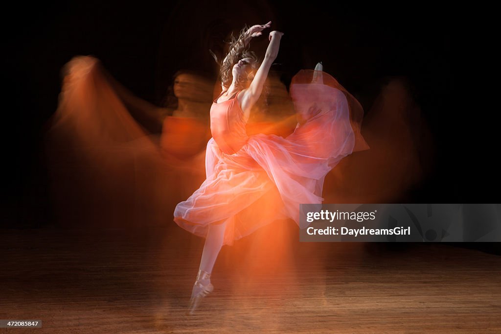 Hermoso Ballerina Dancing on Dark etapa de fantasmas