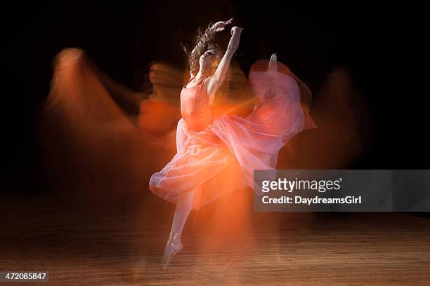 hermoso ballerina dancing on dark etapa de fantasmas - estudio de ballet fotografías e imágenes de stock