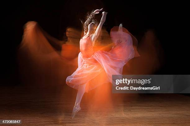 belle ballerine danse sur scène avec fantômes foncé - danseuse ballet photos et images de collection