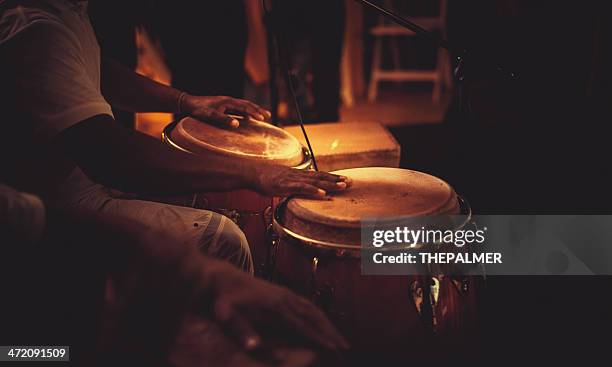 jugando congas - instrumentos de percusión fotografías e imágenes de stock