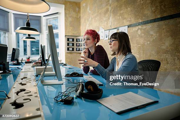 Geschäftsfrauen Zusammenarbeit bei der Arbeit am computer.